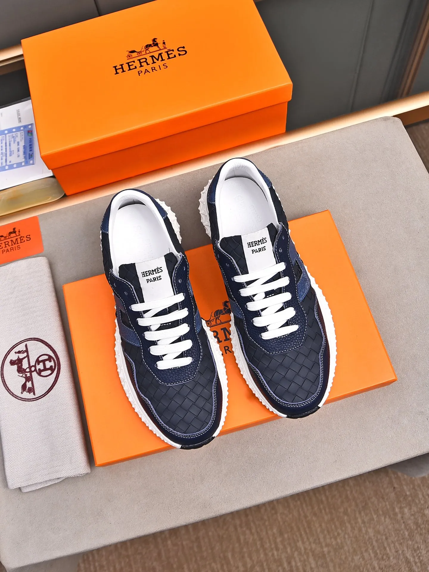 📛📛📛Men's Shoes💰P420 (Hermes)🆕Men's color-blocked sneakers, decorated with textured calfskin details. Spliced ​​with original cowhide, this shoe draws inspiration from the equestrian world, integrating technical details and practical functions. Breathable mesh, original combination outsole, high-end quality, every detail is perfectly combined! Size: 38-44 (45 can be customized)